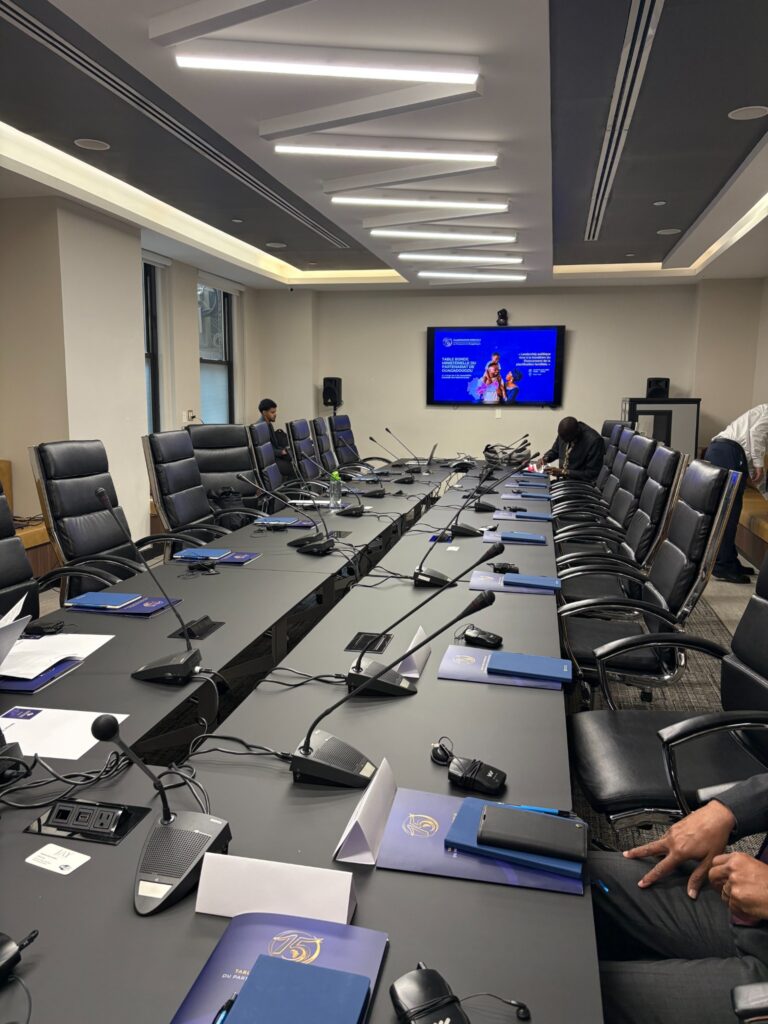 Salle de réunion du Partenariat de Ouagadougou à New York, avec microphones et récepteurs d’interprétation.